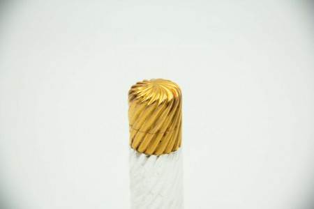 Frasco de perfume em vidro espiralado e ouro amarelo relevado